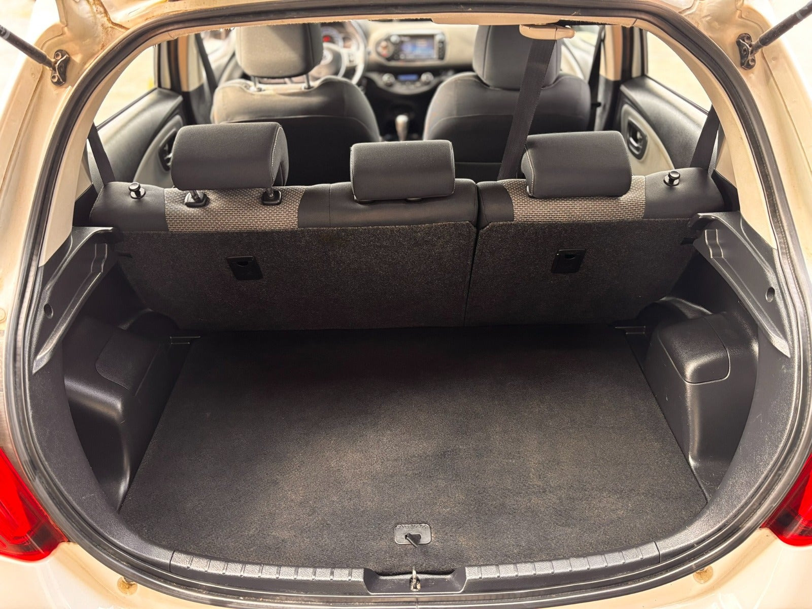 Hvid Toyota Yaris fra 2014