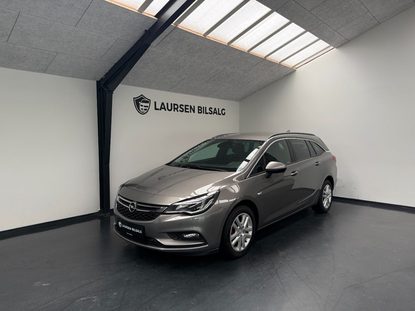 Grå Opel Astra fra 2017