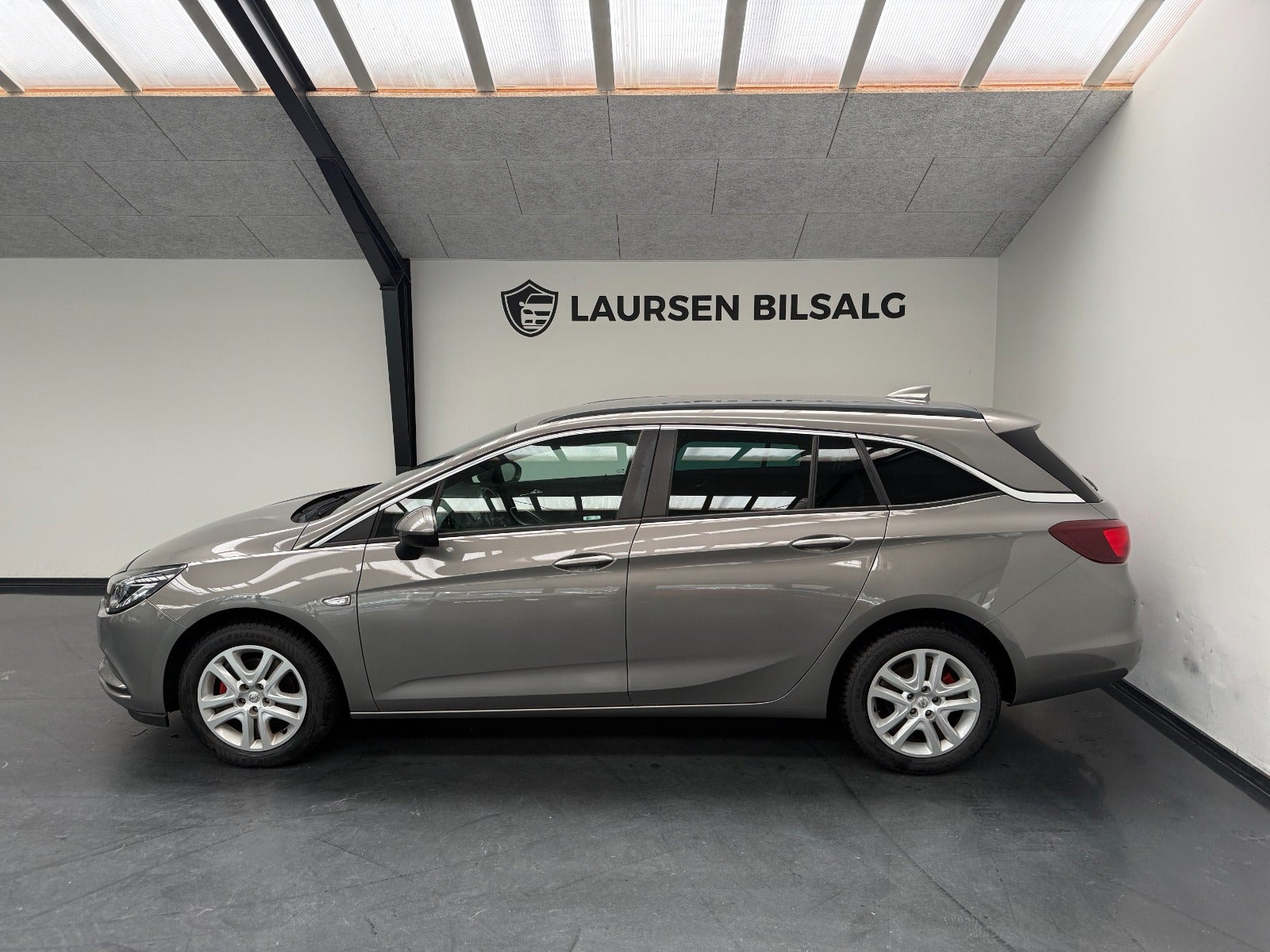 Grå Opel Astra fra 2017