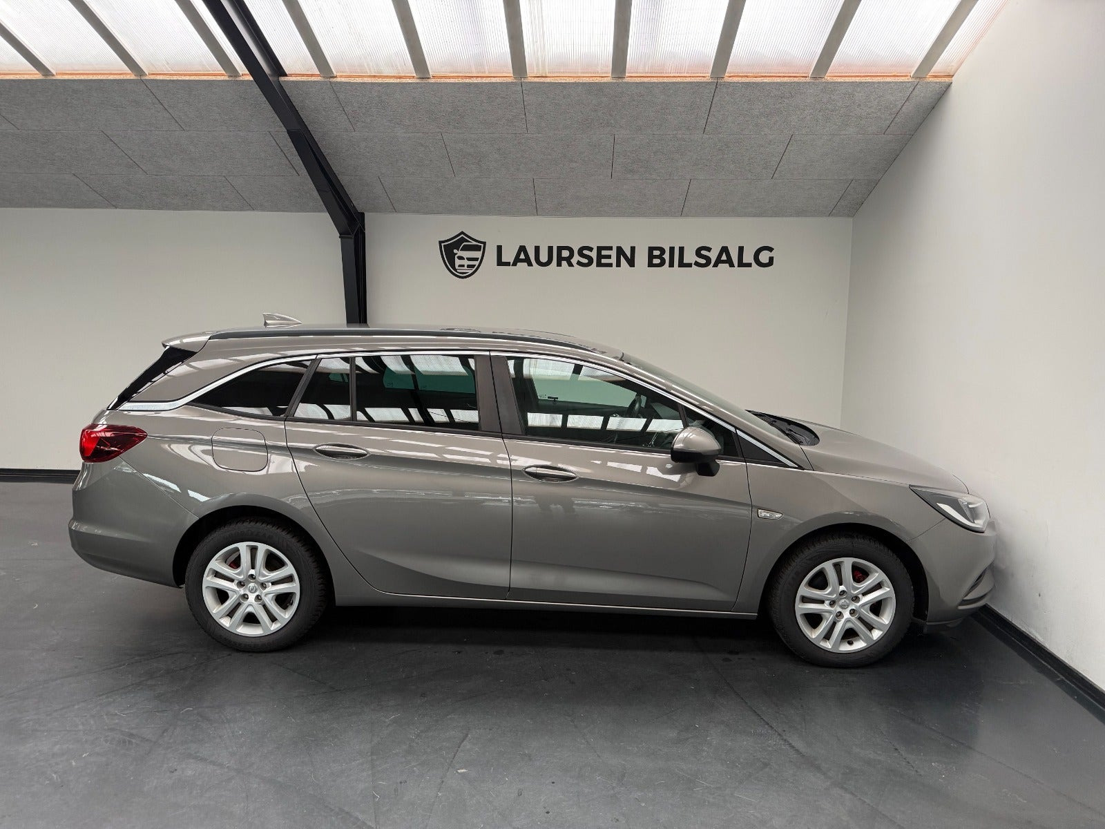 Grå Opel Astra fra 2017