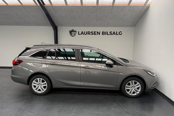 Grå Opel Astra fra 2017