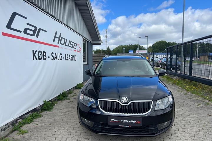 Sort Skoda Octavia fra 2016
