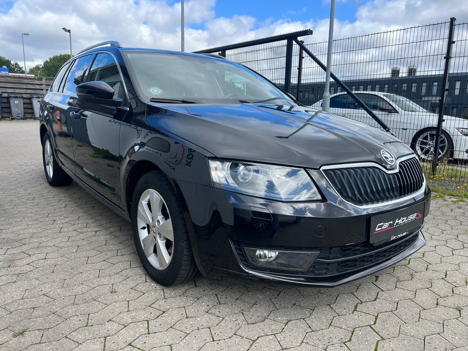 Sort Skoda Octavia fra 2016