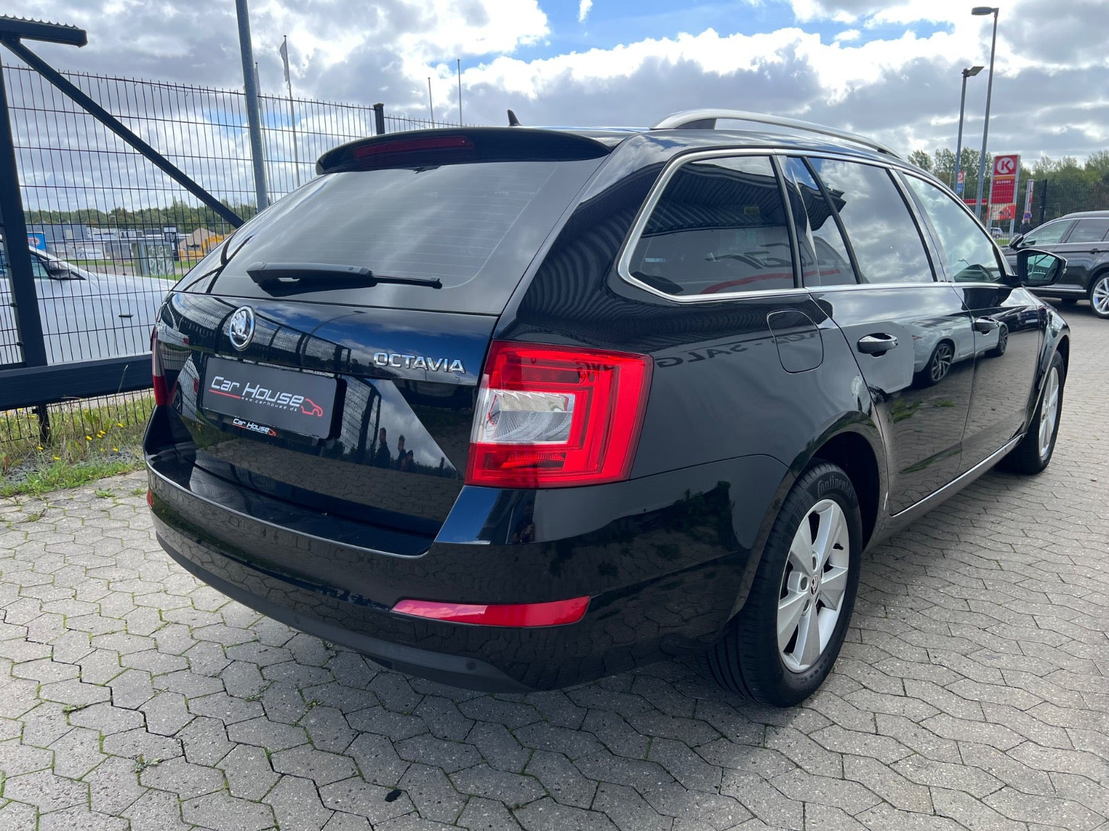 Sort Skoda Octavia fra 2016