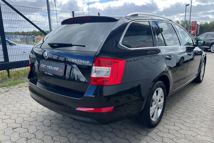 Sort Skoda Octavia fra 2016