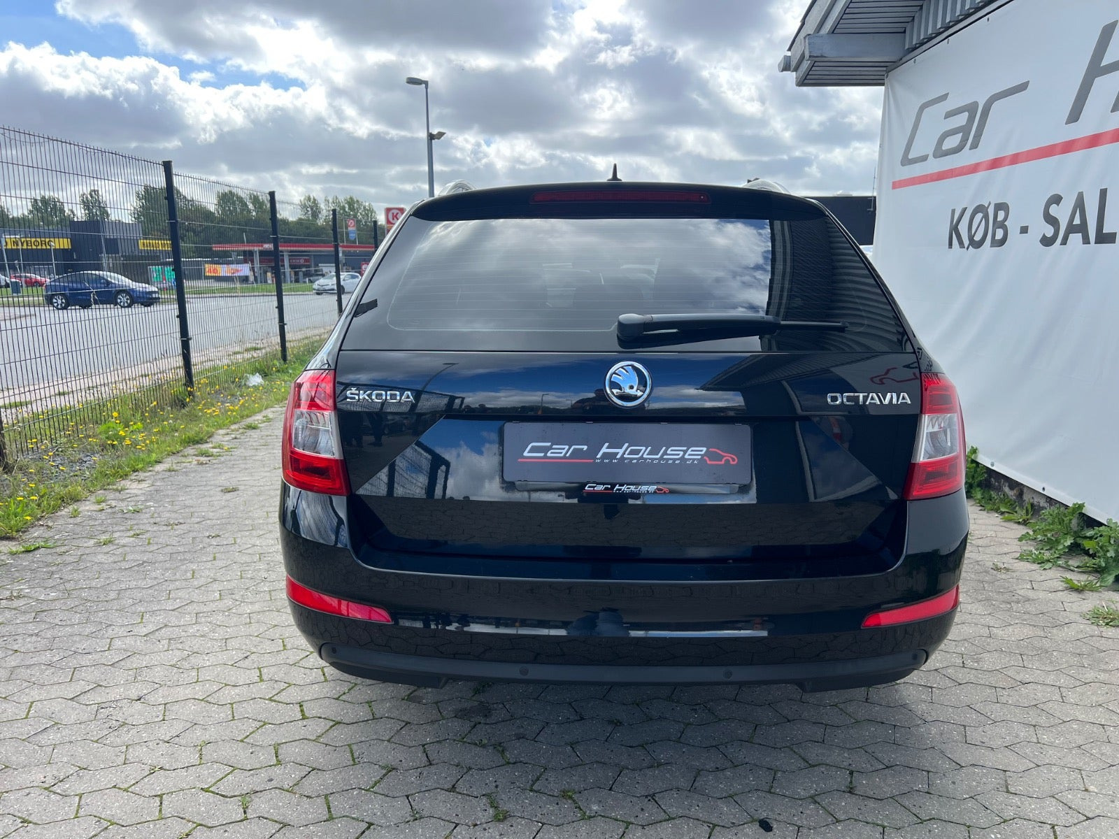 Sort Skoda Octavia fra 2016
