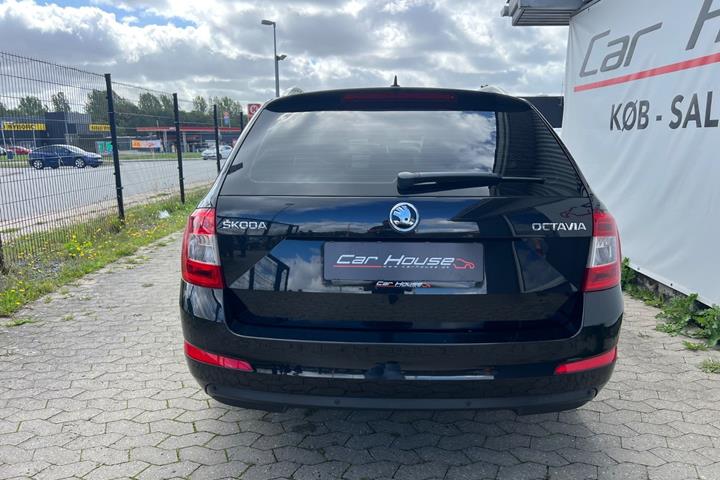 Sort Skoda Octavia fra 2016