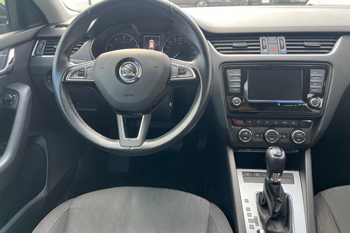 Sort Skoda Octavia fra 2016