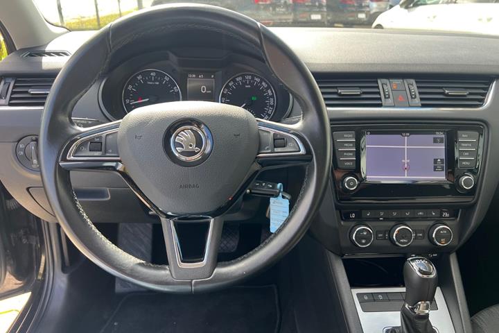 Sort Skoda Octavia fra 2016