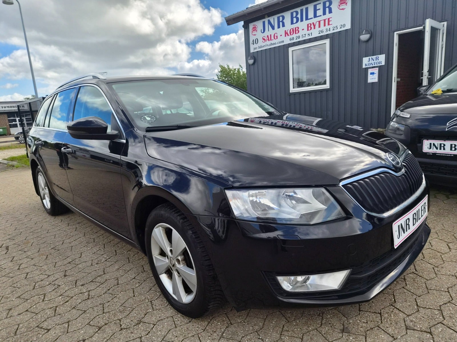Sort Skoda Octavia fra 2014