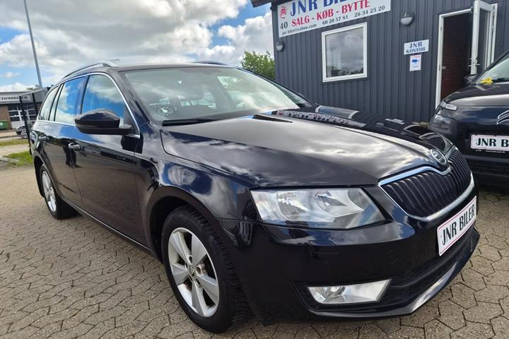 Sort Skoda Octavia fra 2014
