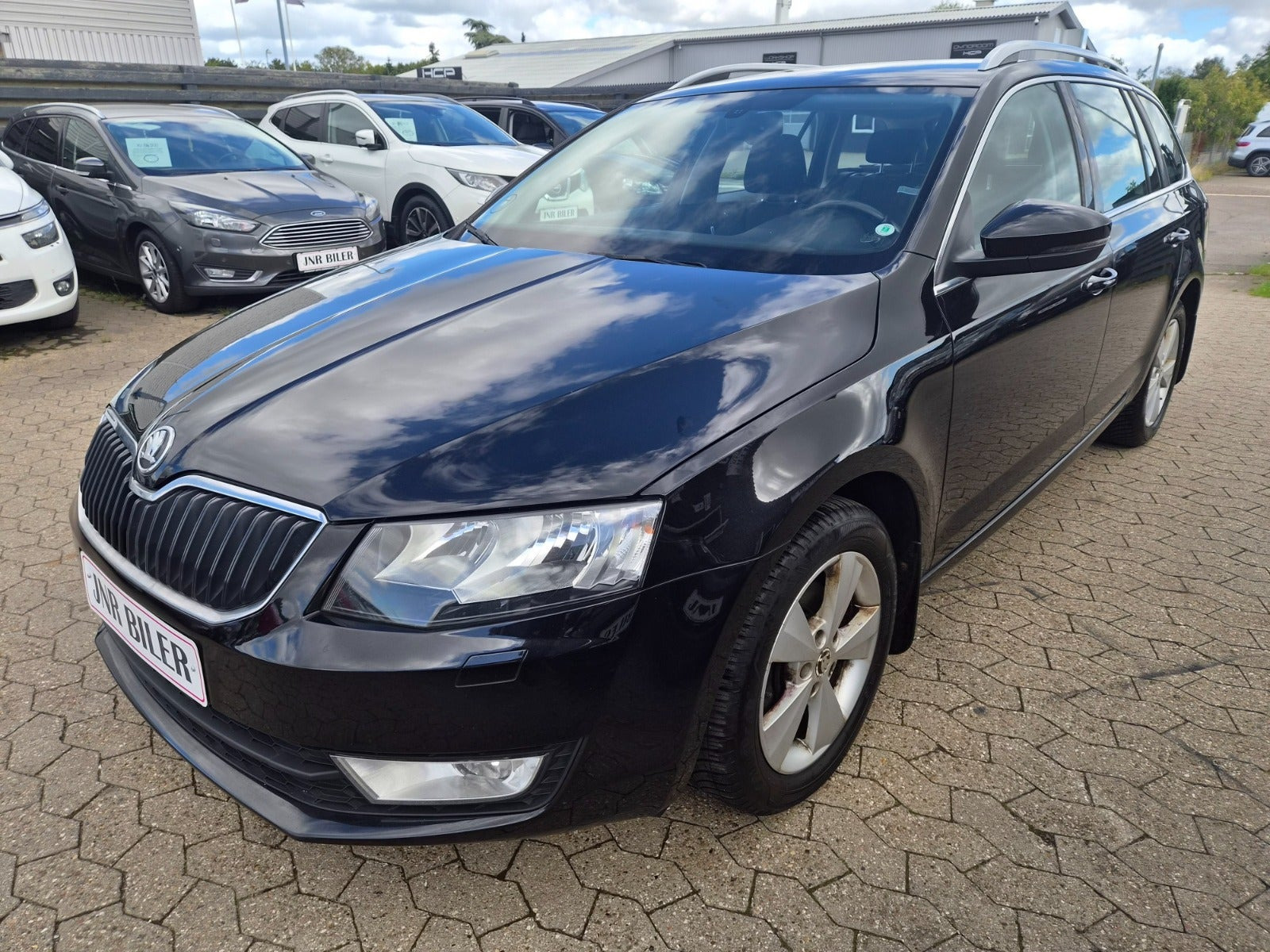 Sort Skoda Octavia fra 2014