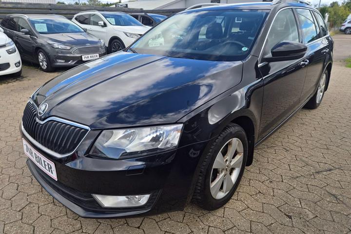 Sort Skoda Octavia fra 2014