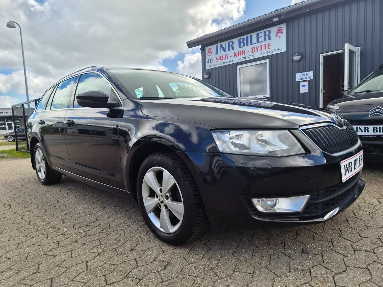 Sort Skoda Octavia fra 2014
