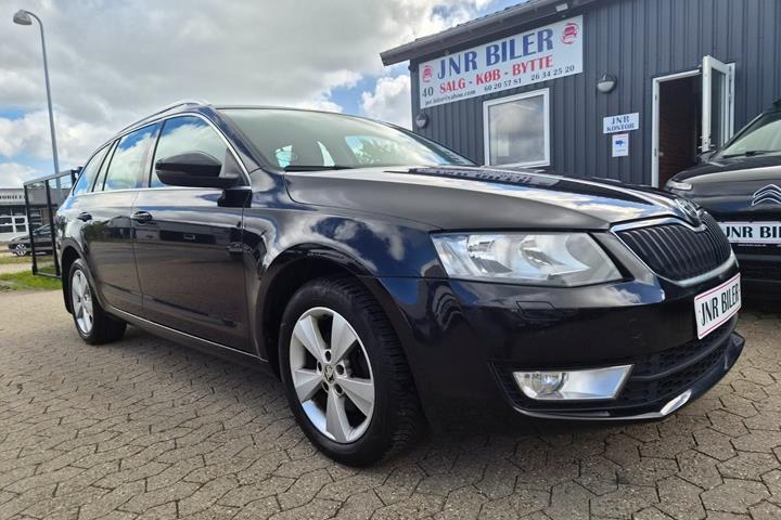 Sort Skoda Octavia fra 2014
