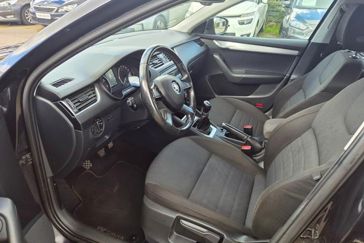 Sort Skoda Octavia fra 2014