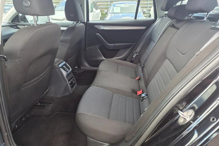 Sort Skoda Octavia fra 2014