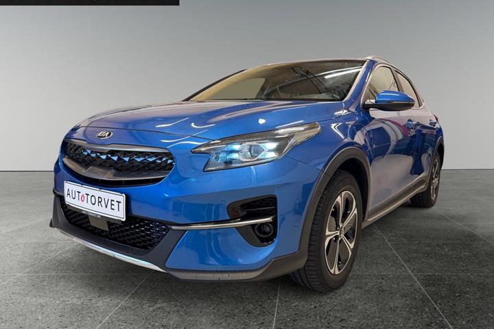 Blå Kia XCeed fra 2021 set udefra