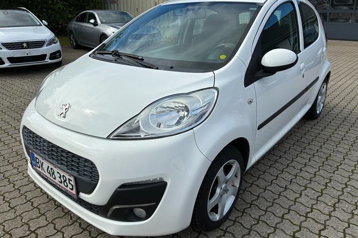 Hvid Peugeot 107 fra 2013 set udefra