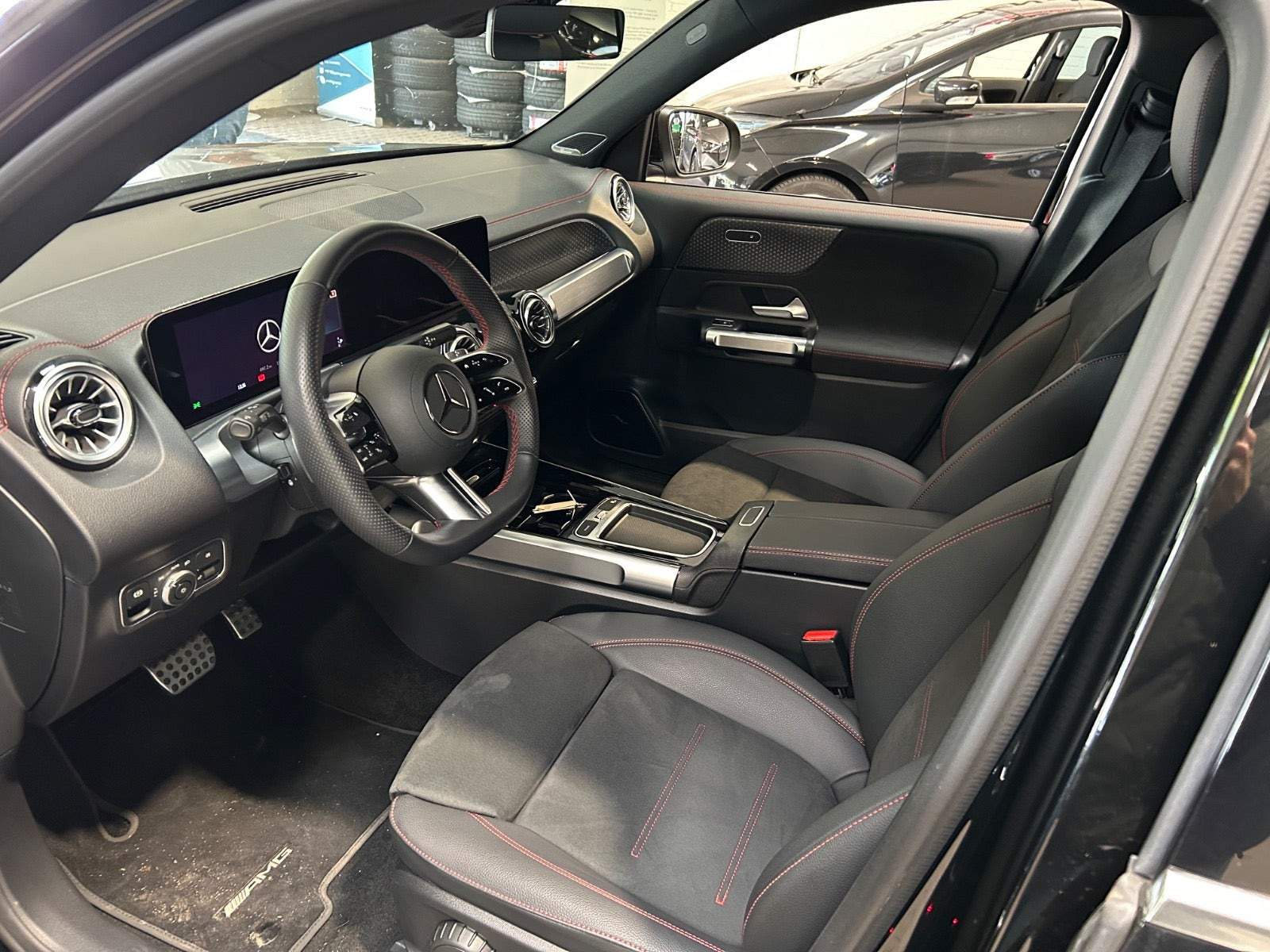 Sort Mercedes EQB250+ fra 2025