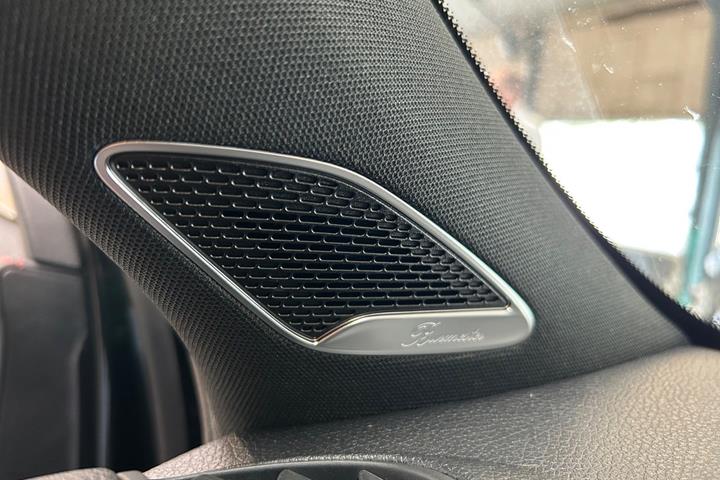 Sort Mercedes EQB250+ fra 2025