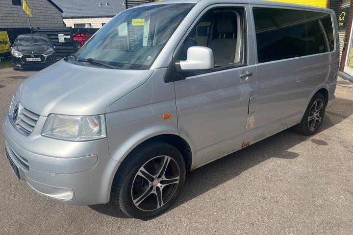 Sølv VW Transporter fra 2005