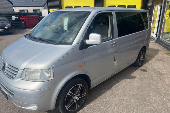 Sølv VW Transporter fra 2005