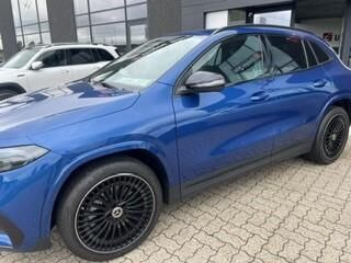 Blå Mercedes EQB250+ fra 2025