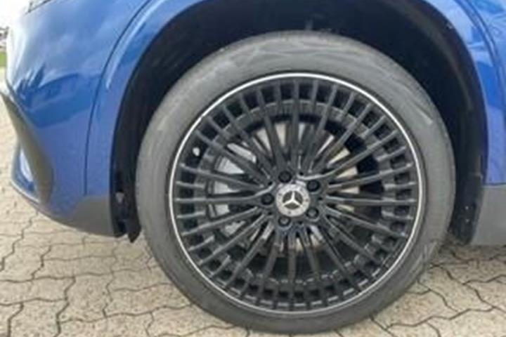 Blå Mercedes EQB250+ fra 2025