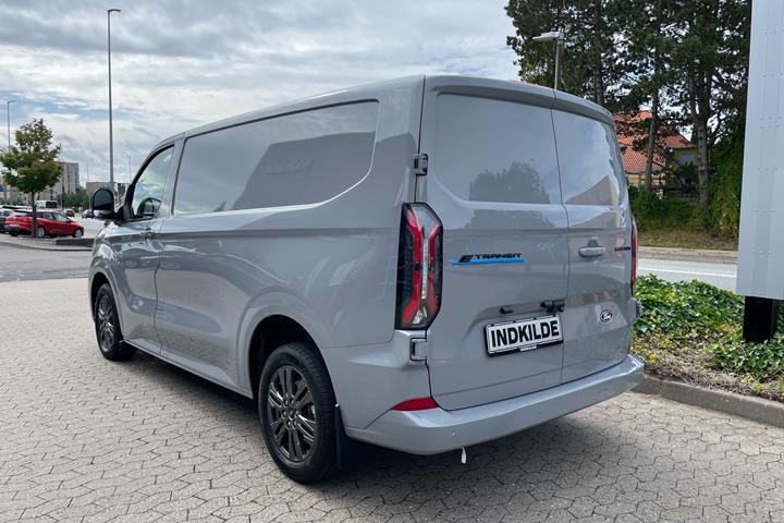 Grå Ford E-Transit Custom fra 2026