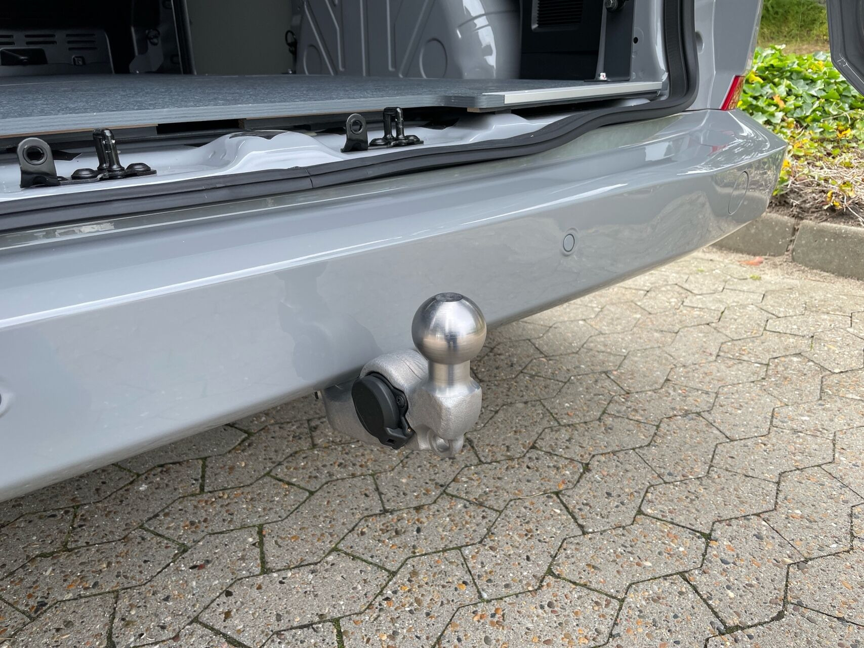 Grå Ford E-Transit Custom fra 2026