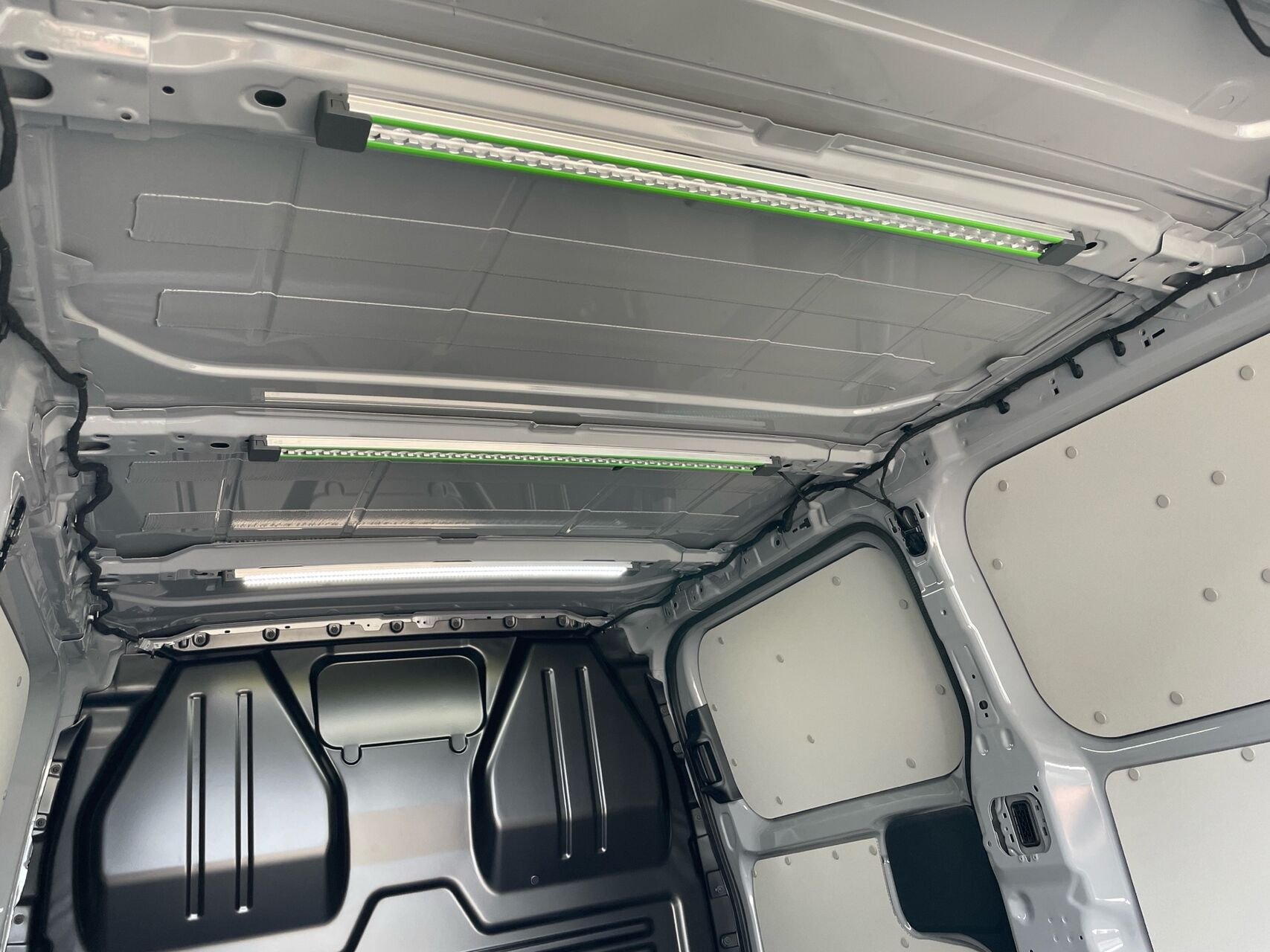 Grå Ford E-Transit Custom fra 2026