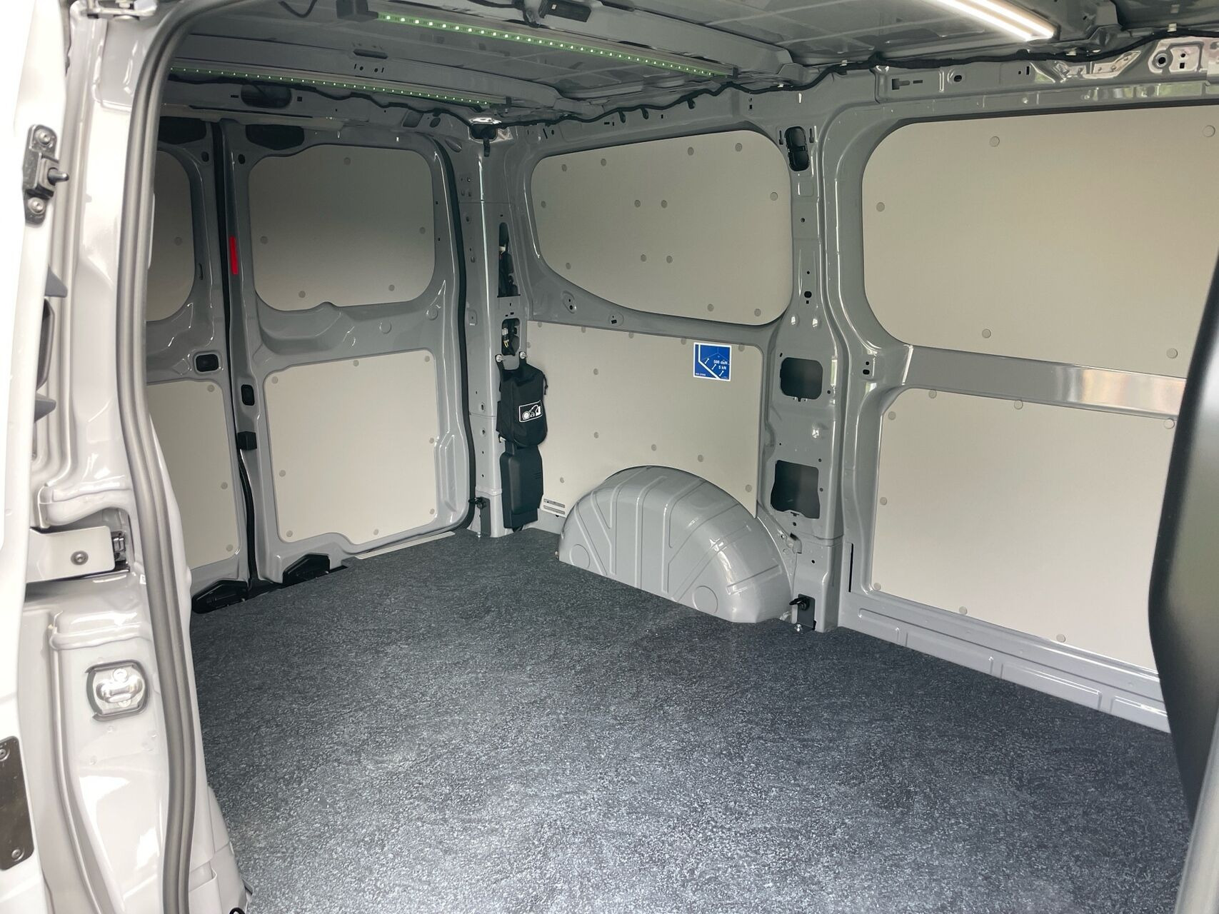 Grå Ford E-Transit Custom fra 2026