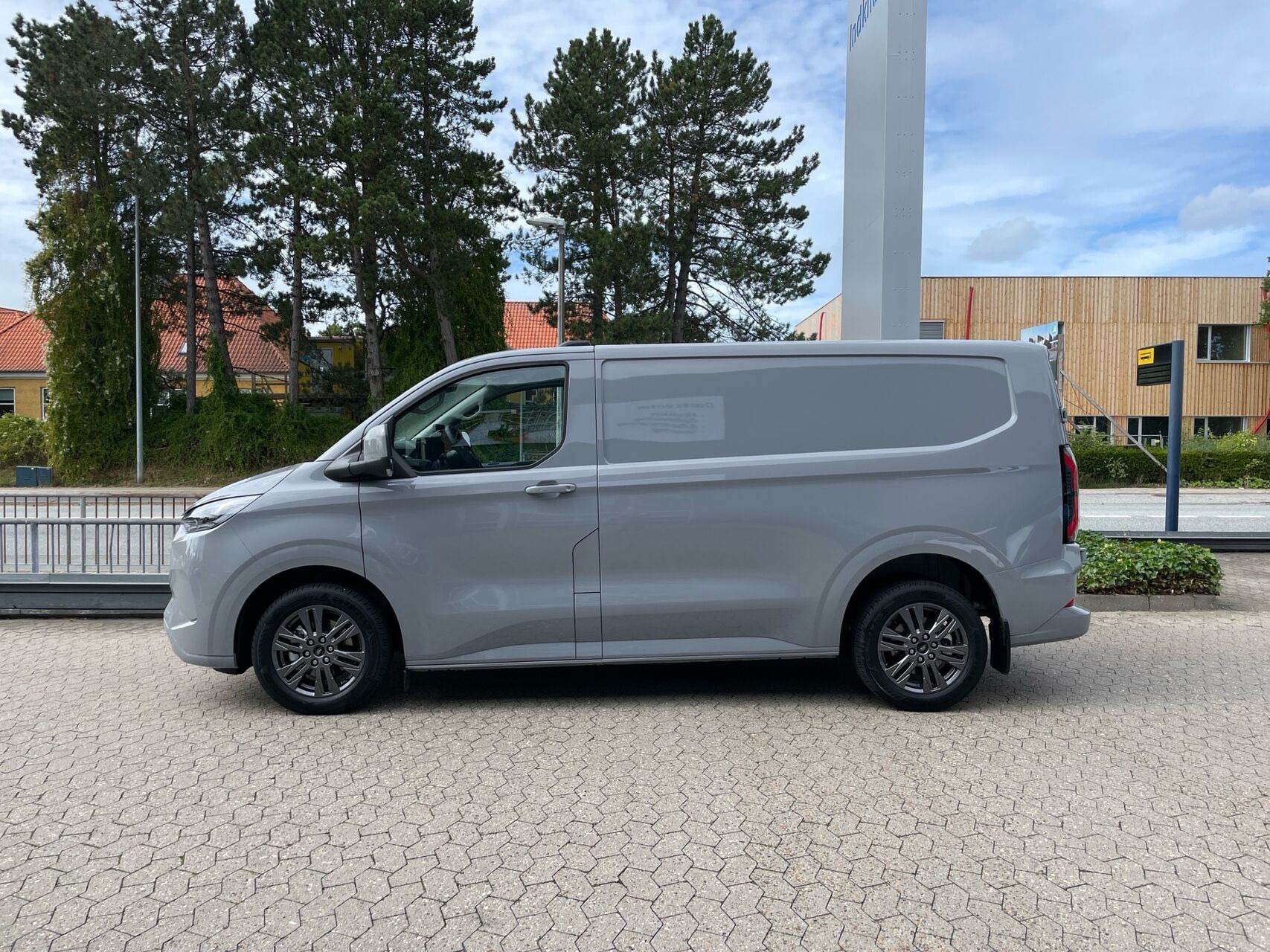 Grå Ford E-Transit Custom fra 2026