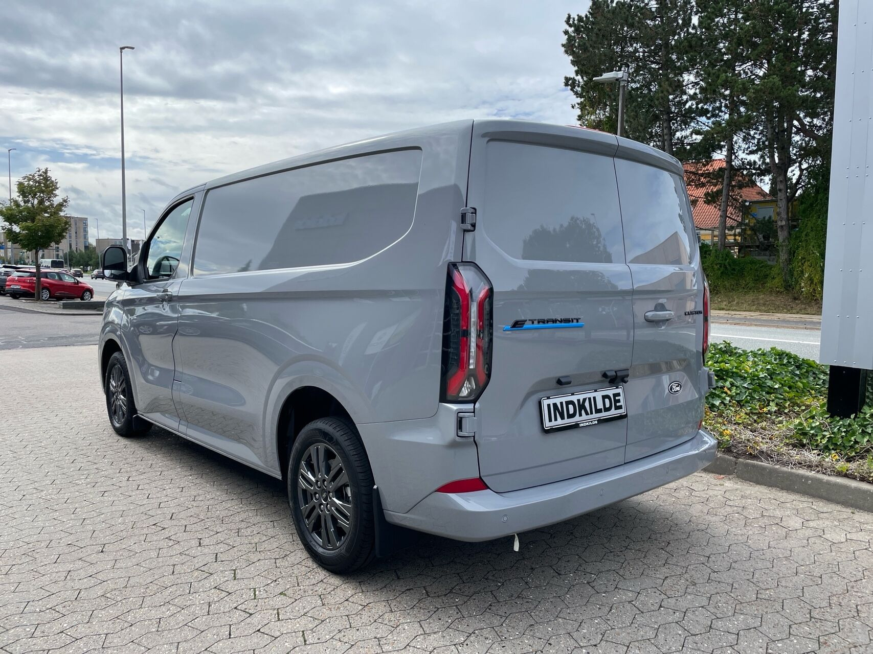 Grå Ford E-Transit Custom fra 2026