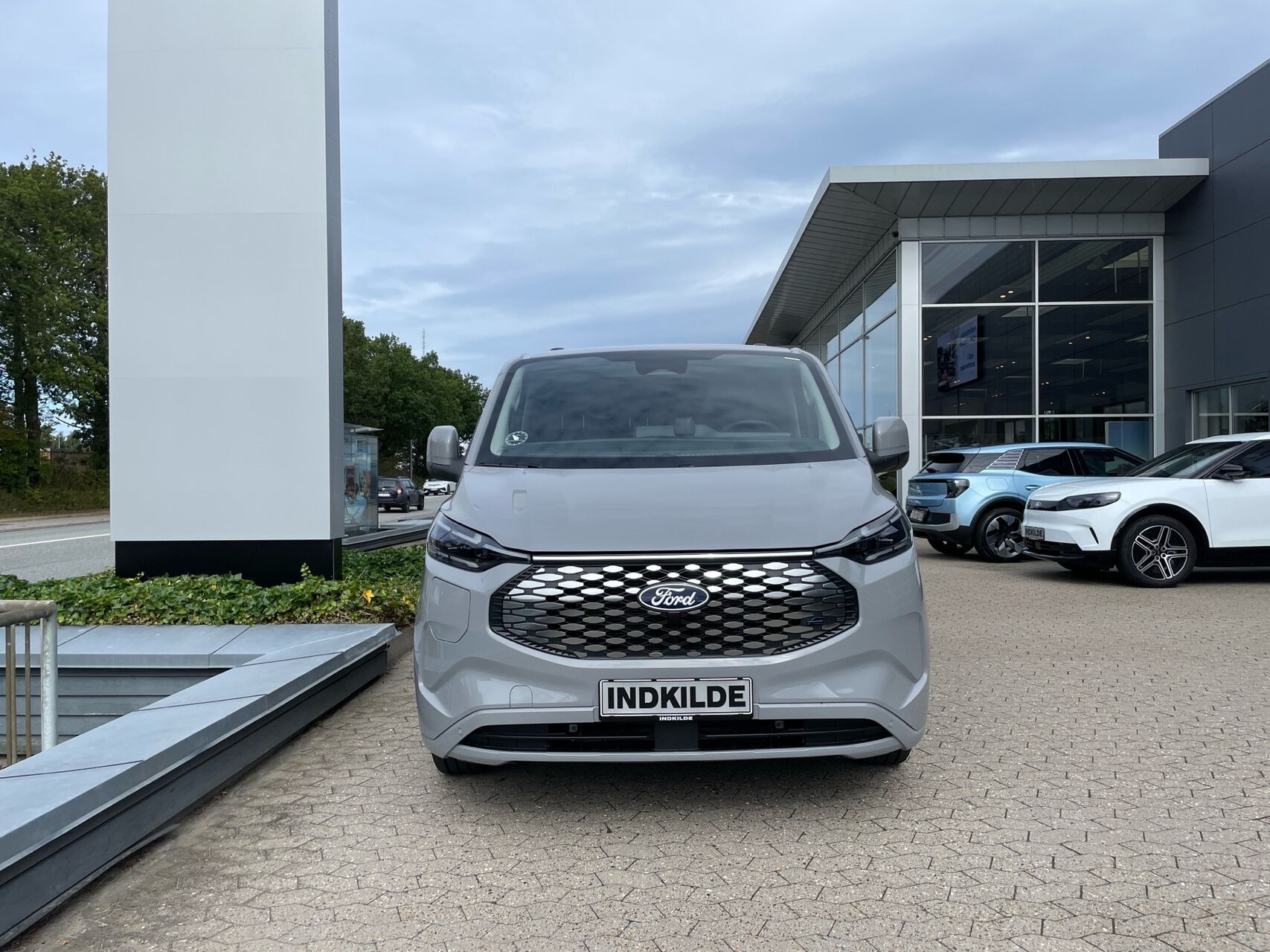 Grå Ford E-Transit Custom fra 2026