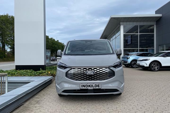 Grå Ford E-Transit Custom fra 2026