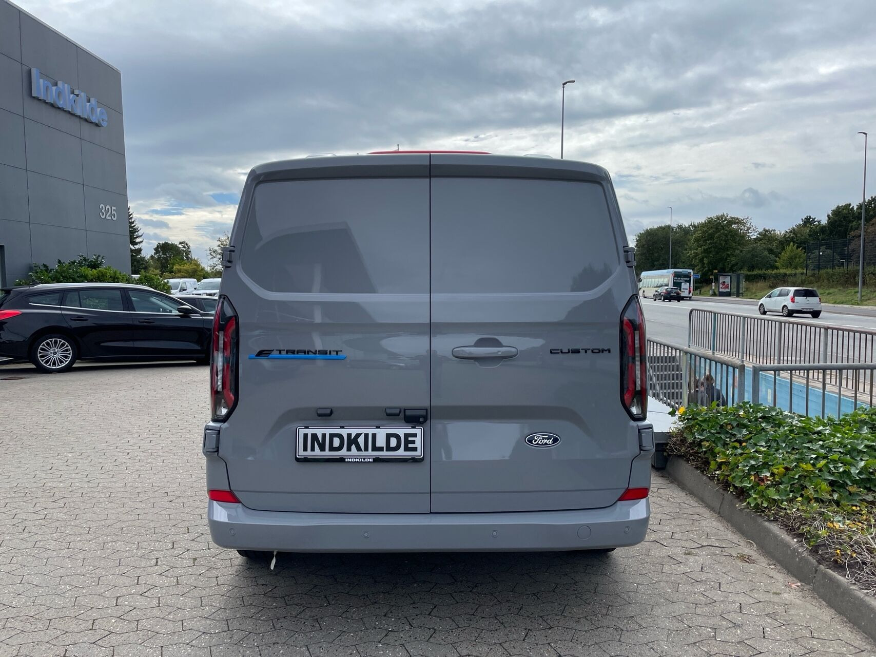 Grå Ford E-Transit Custom fra 2026
