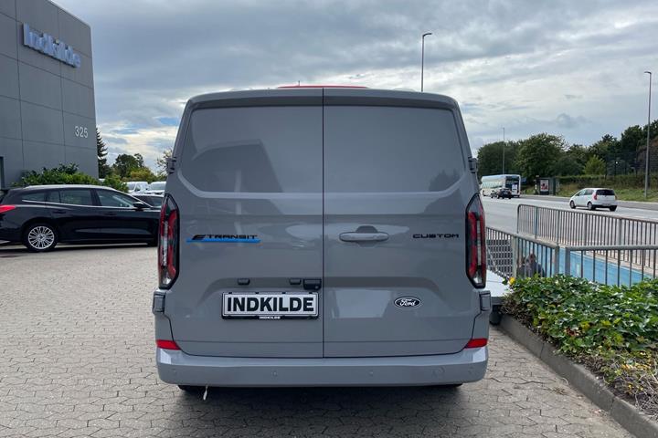 Grå Ford E-Transit Custom fra 2026