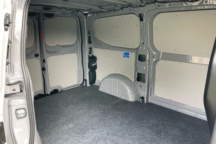 Grå Ford E-Transit Custom fra 2026