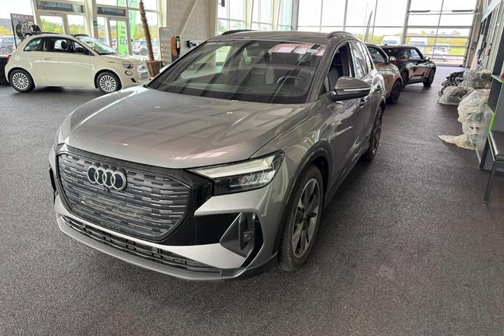 Grå Audi Q4 e-tron fra 2024