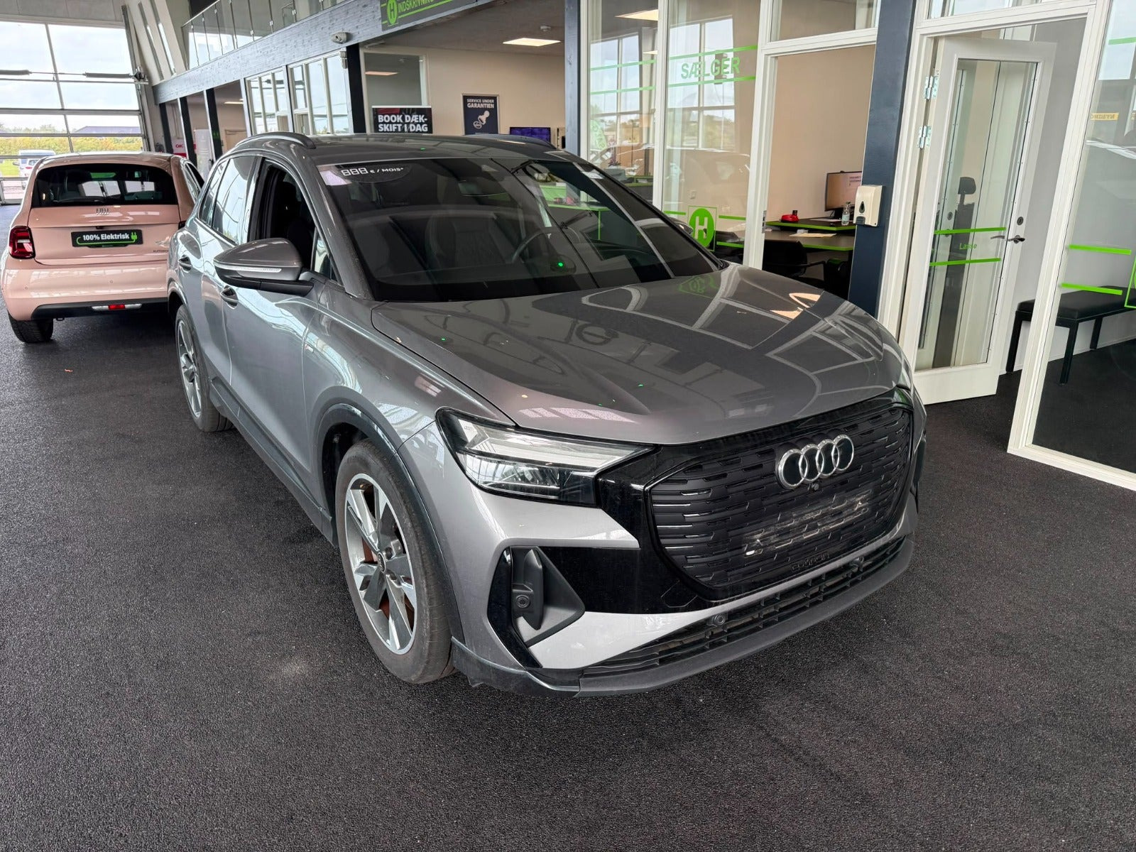 Grå Audi Q4 e-tron fra 2024