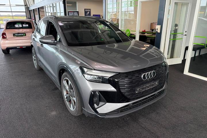 Grå Audi Q4 e-tron fra 2024