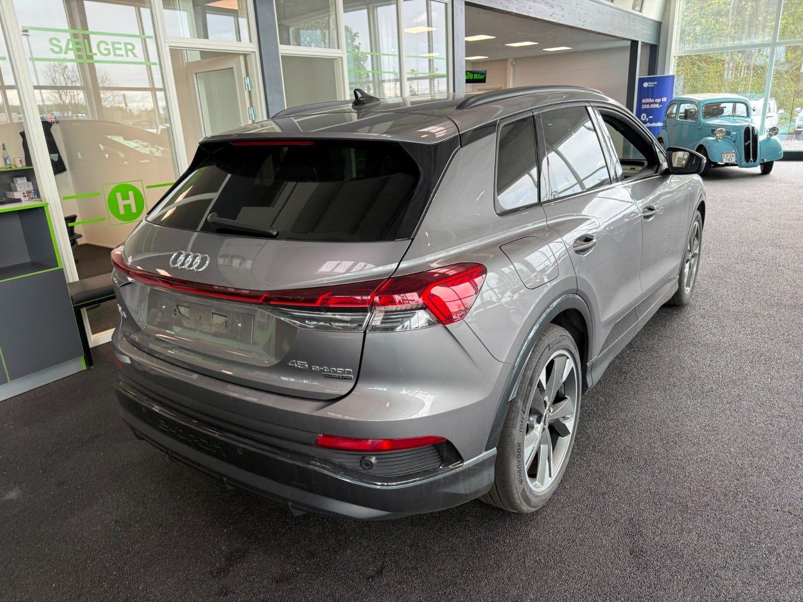 Grå Audi Q4 e-tron fra 2024