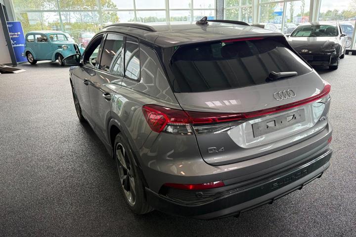 Grå Audi Q4 e-tron fra 2024