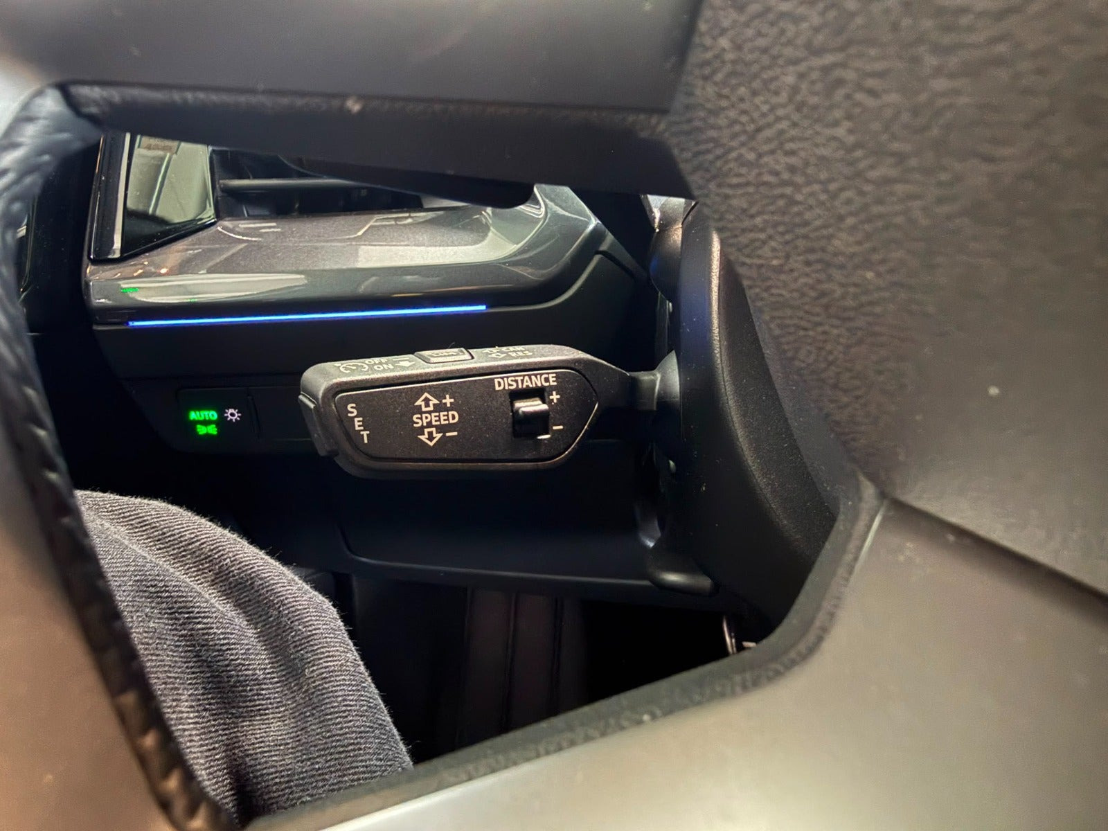 Grå Audi Q4 e-tron fra 2024