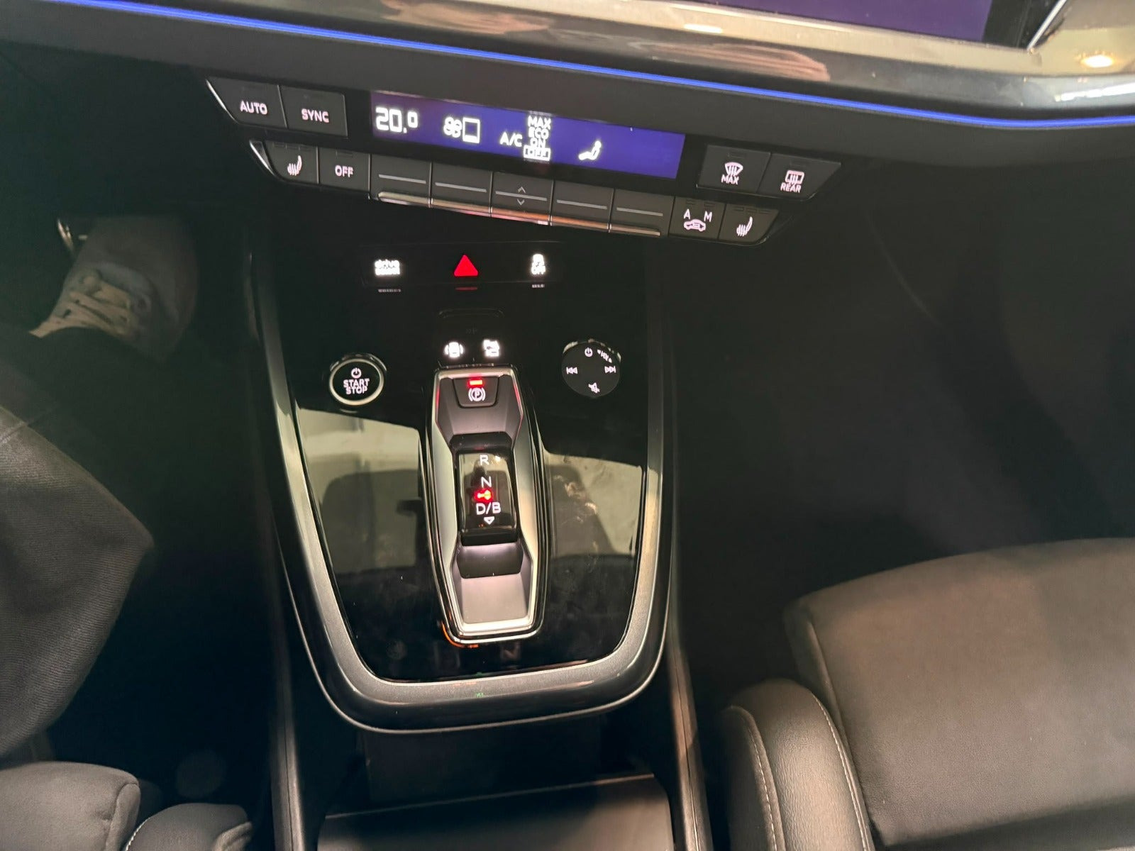 Grå Audi Q4 e-tron fra 2024