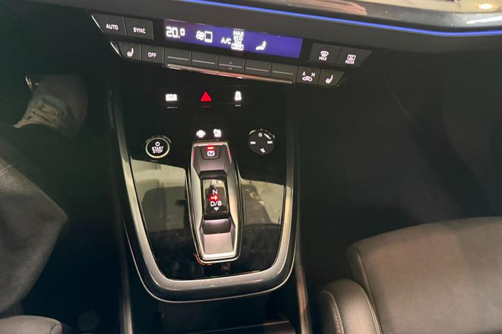 Grå Audi Q4 e-tron fra 2024