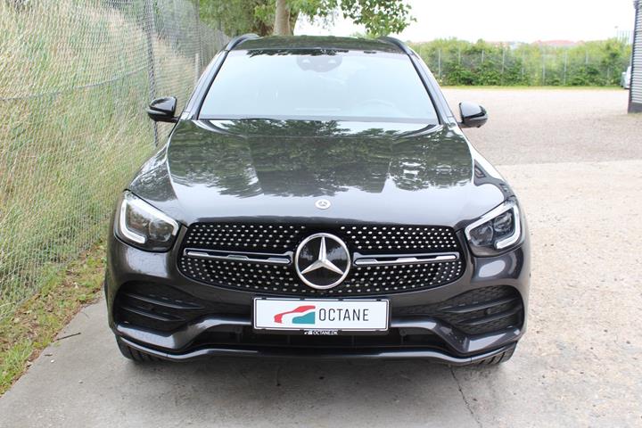 Grå Mercedes GLC300 d fra 2021