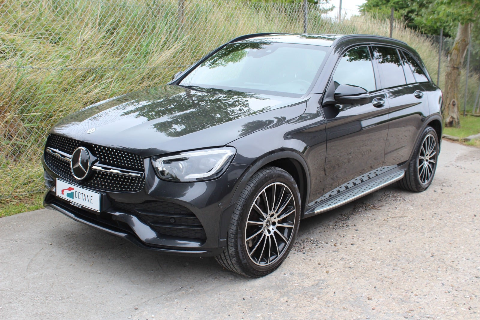 Grå Mercedes GLC300 d fra 2021